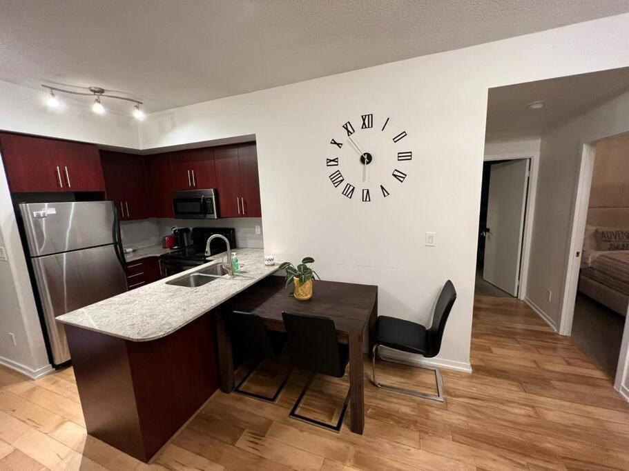 Prestigious 2-Bdrm Condo - Across From Scotiabank Arena Торонто Экстерьер фото