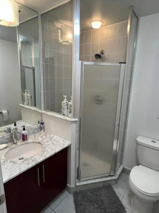Prestigious 2-Bdrm Condo - Across From Scotiabank Arena Торонто Экстерьер фото
