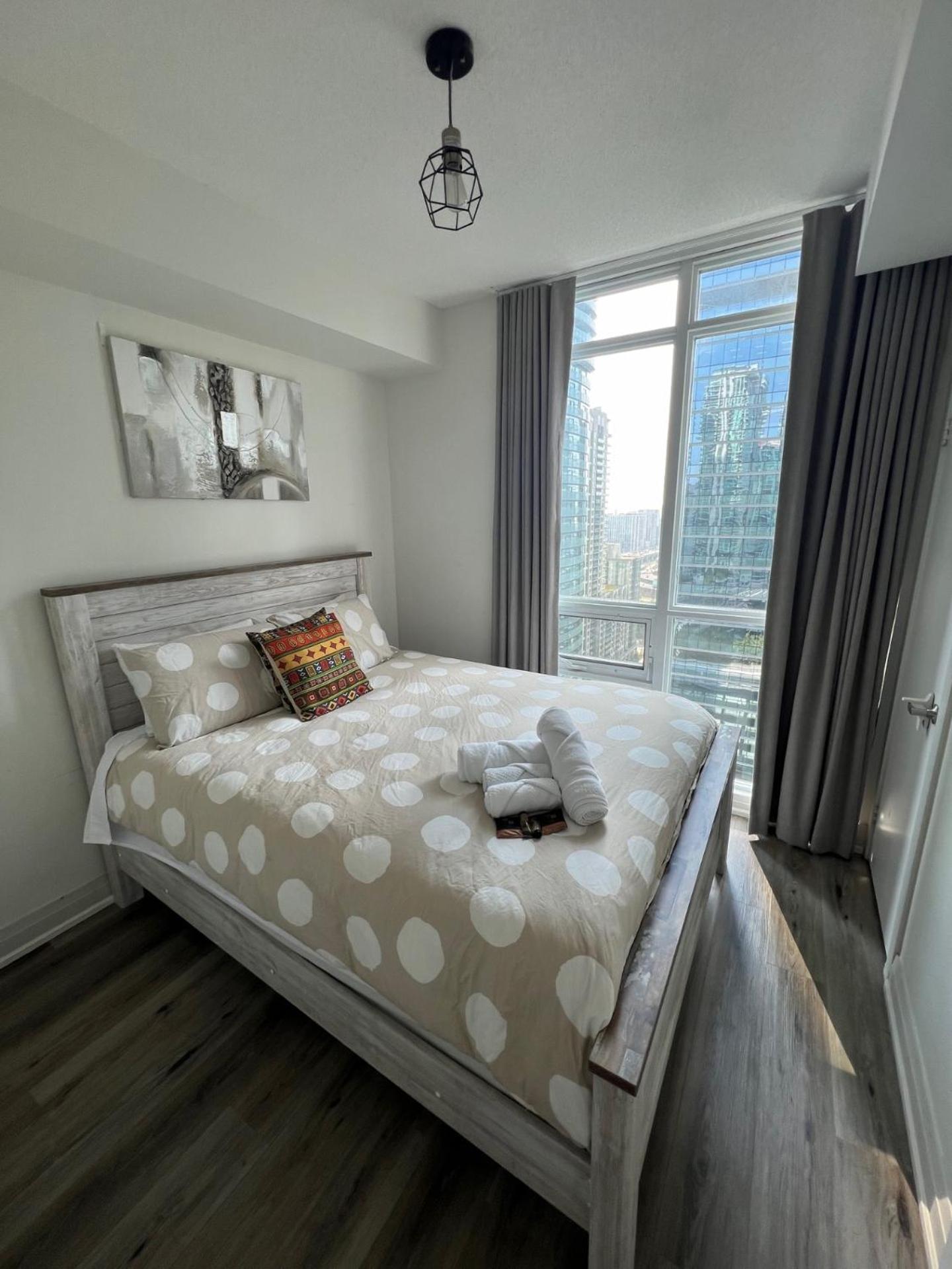 Prestigious 2-Bdrm Condo - Across From Scotiabank Arena Торонто Экстерьер фото
