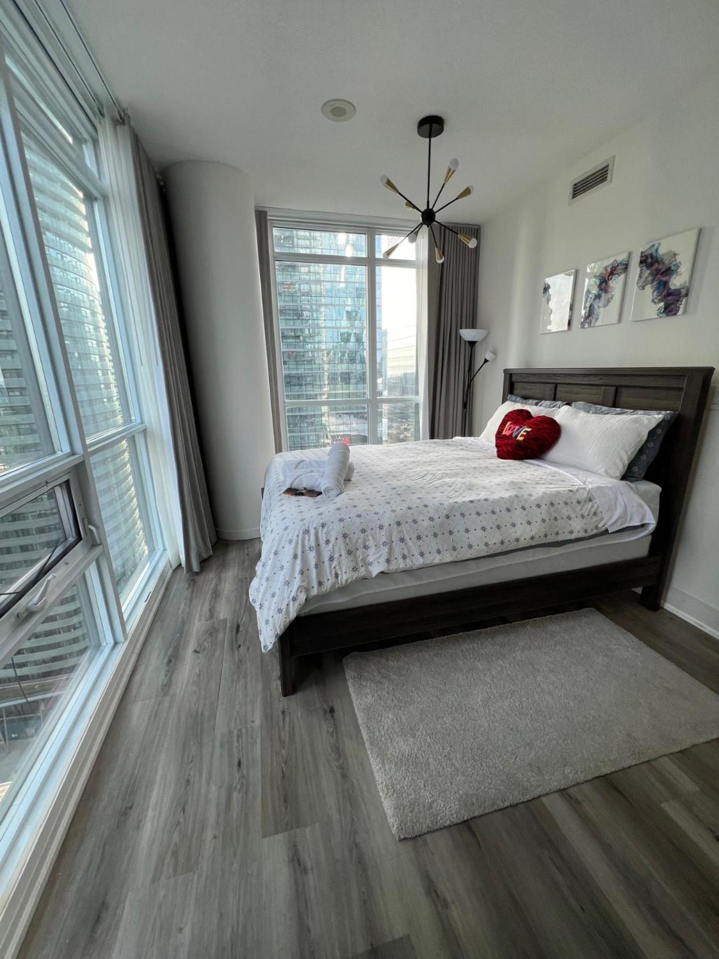 Prestigious 2-Bdrm Condo - Across From Scotiabank Arena Торонто Экстерьер фото